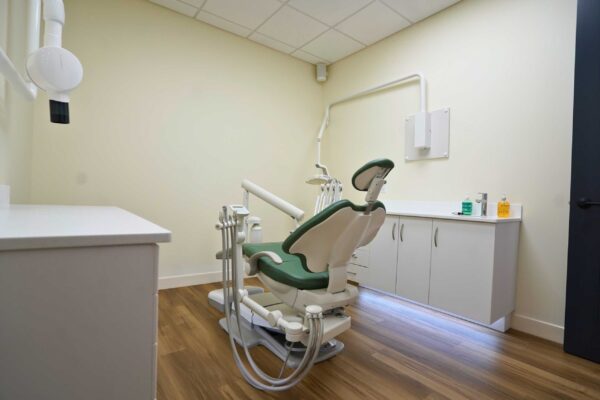 State-of-the-Art Treatment Room in Cochrane An advanced dental operatory at Spray Lake Dental in Cochrane, AB, featuring a comfortable green patient chair and modern equipment.